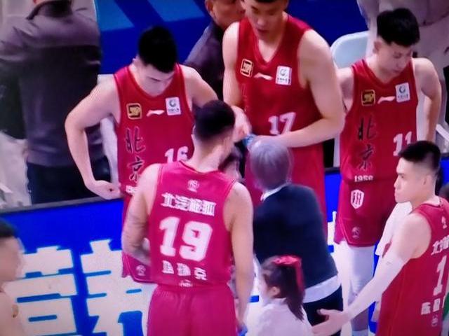 球队面对强敌，经历激战最终胜出(面对这么多的困难,球队怎么能赢得比赛呢)