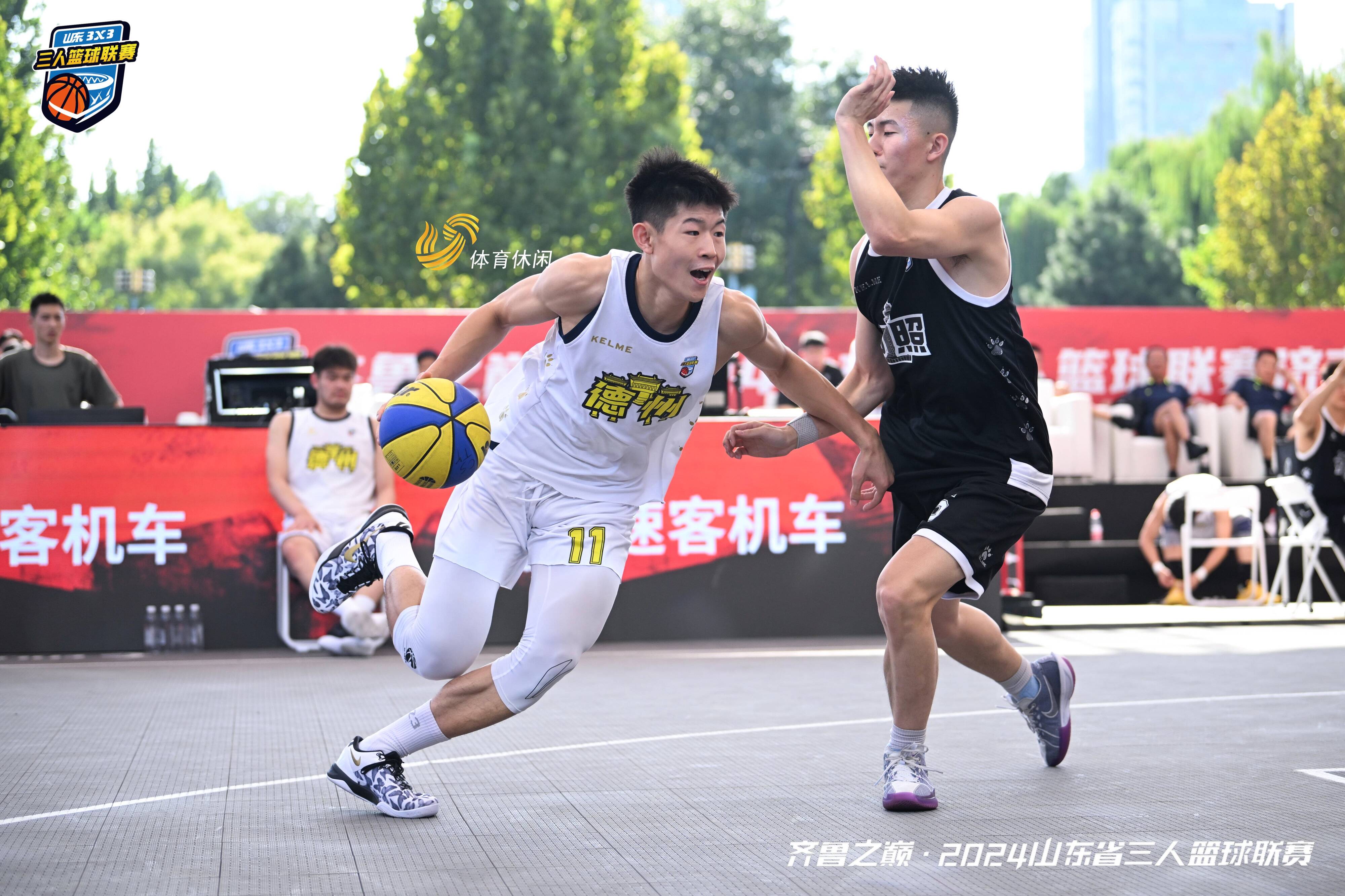 篮球联赛战况激动人心，球员奋勇拼搏的简单介绍