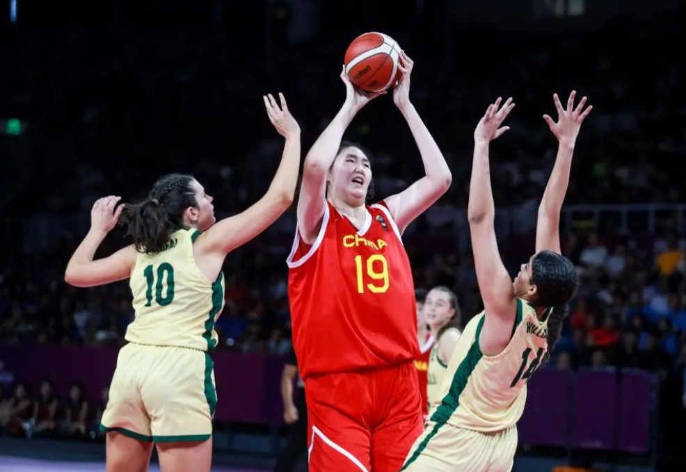 海南女篮在场上展现出团队默契，助力获胜