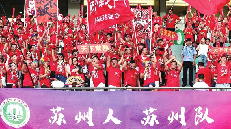 比赛现场气氛火爆，球迷热情高涨，掀起一波高潮的简单介绍