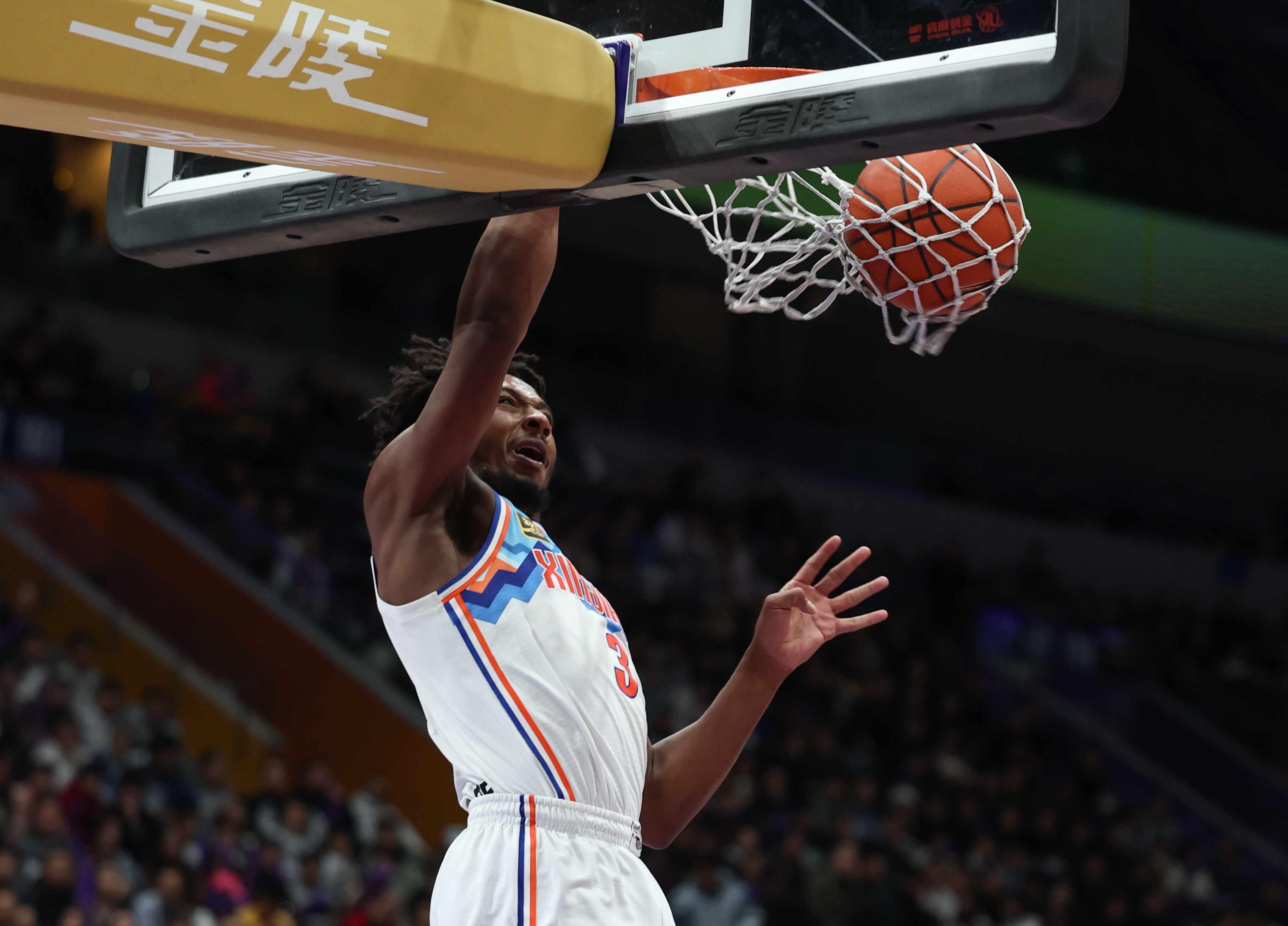 球场上的顽强拼搏，每一个动作都关键