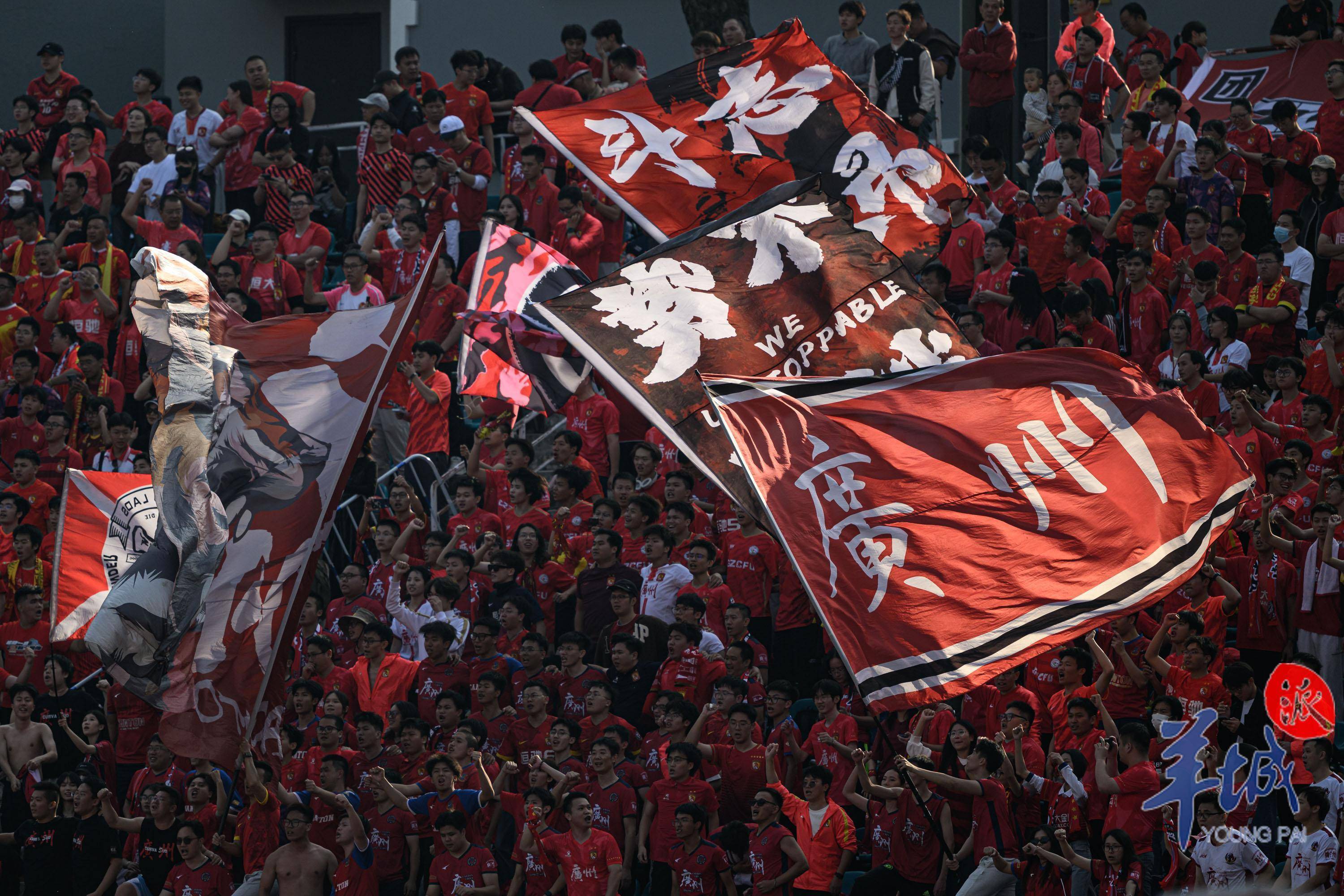 观众热情支持球队,现场气氛火爆非凡 观众热情支持球队,现场气氛火爆非凡