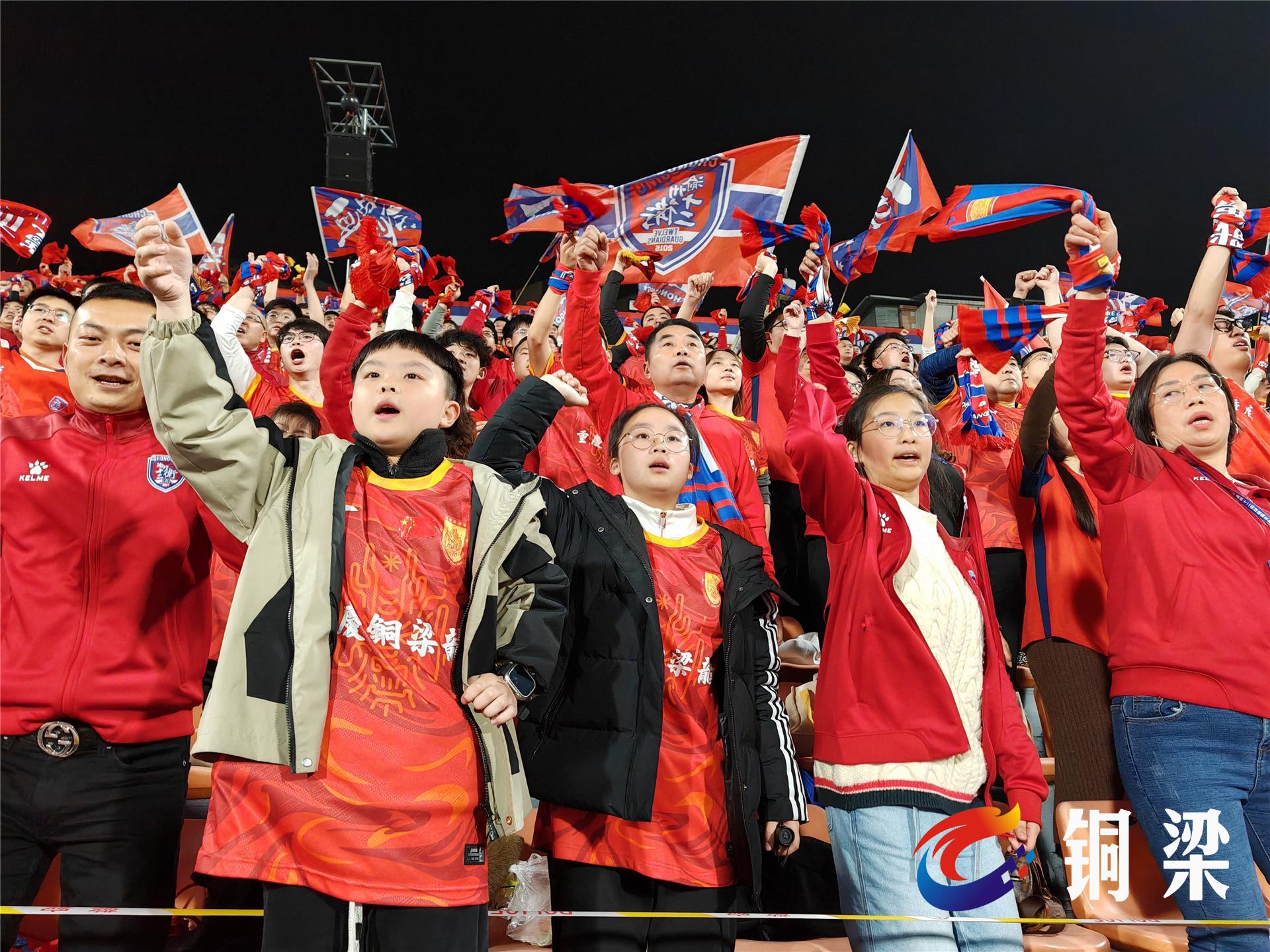 观众热情支持球队,现场气氛火爆非凡 观众热情支持球队,现场气氛火爆非凡