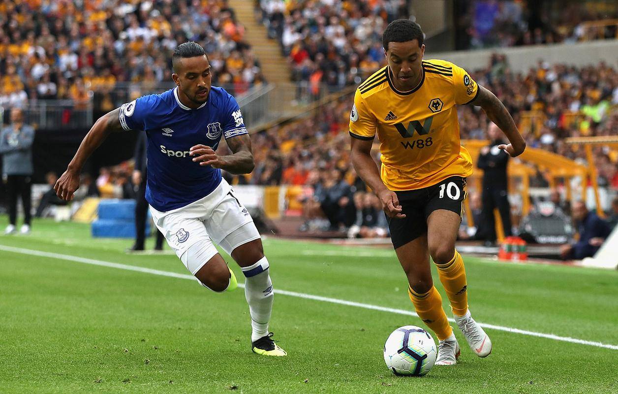 狼队逆转胜埃弗顿喜迎英超三连胜的简单介绍