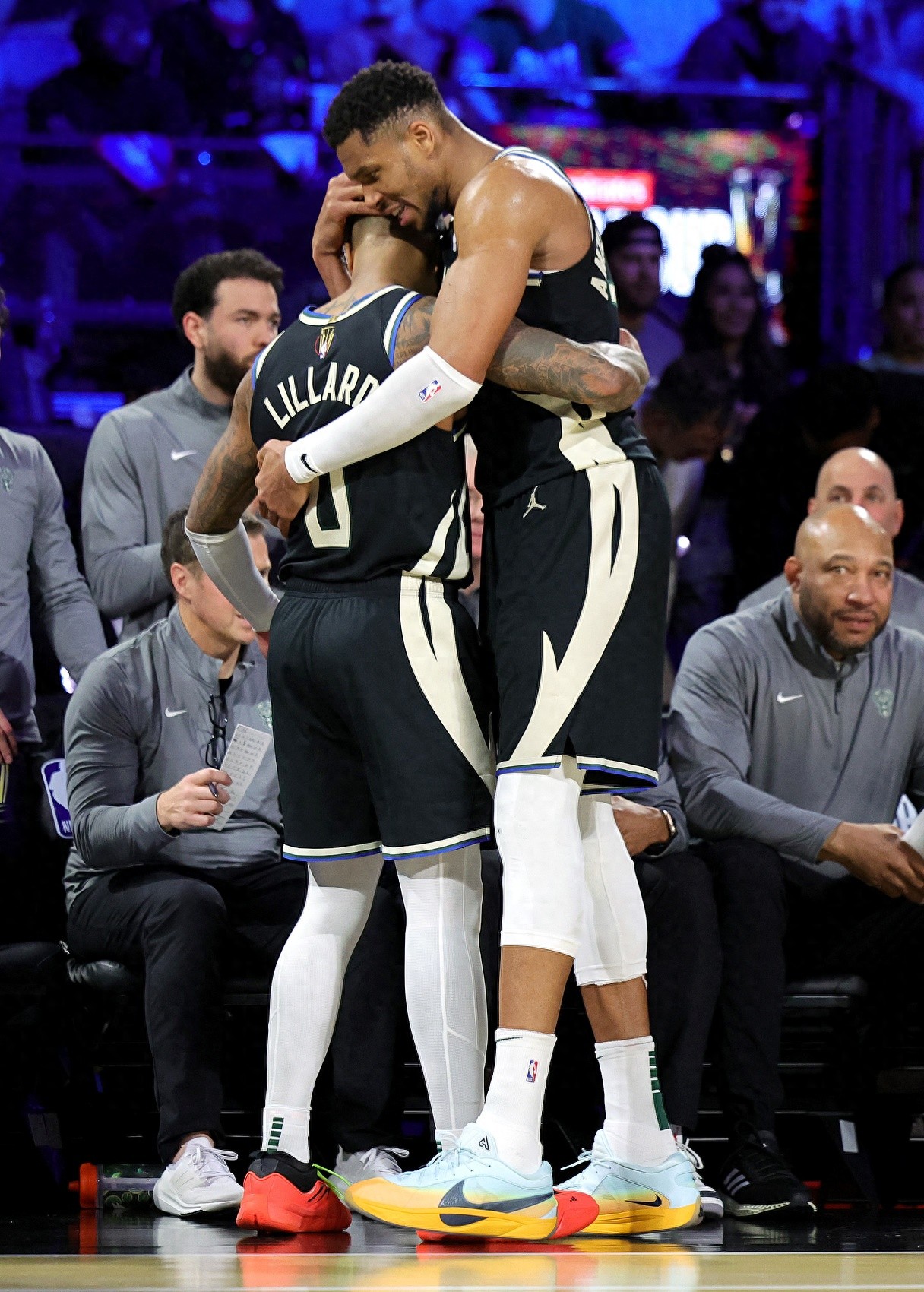 包含雄鹿球员连续三场上演三双表现，创造队史纪录的词条