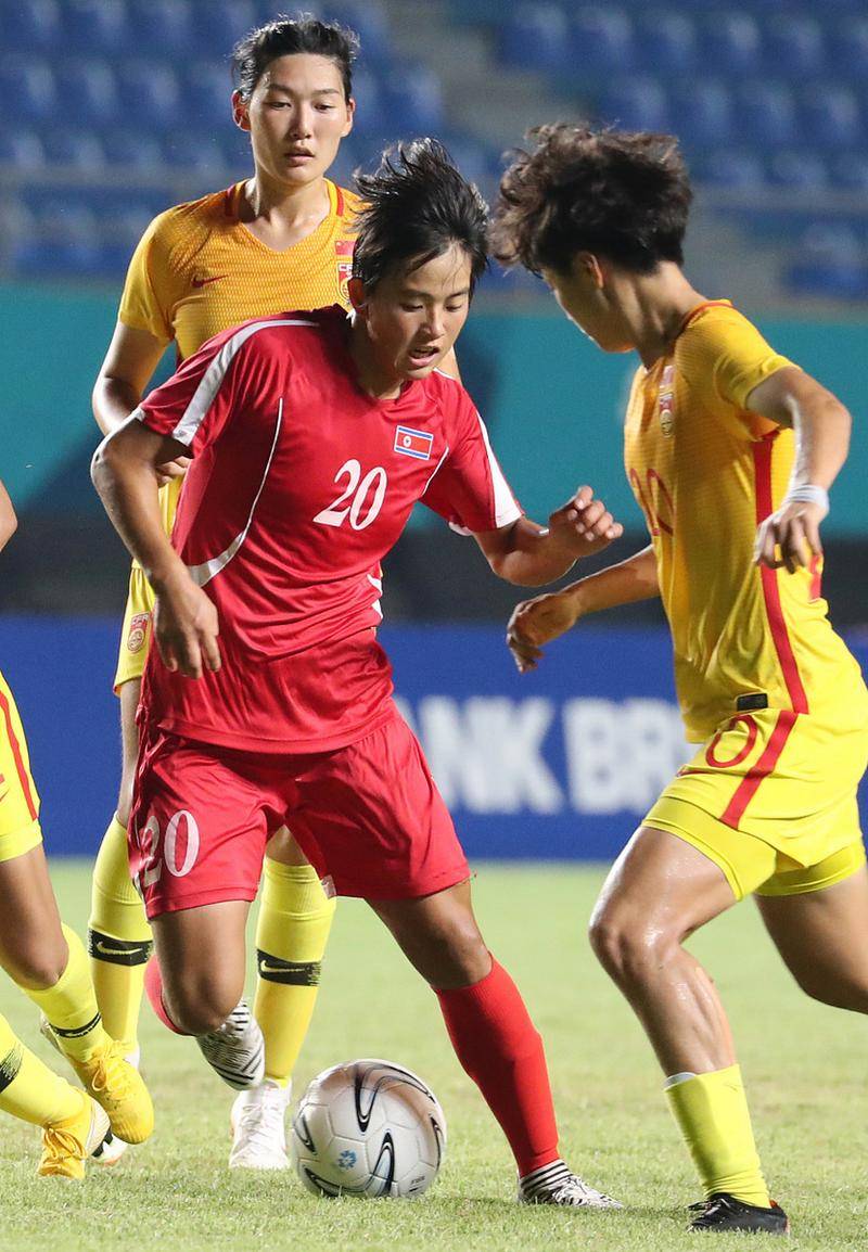 女足比赛突发意外：球员受伤痛失机会的简单介绍