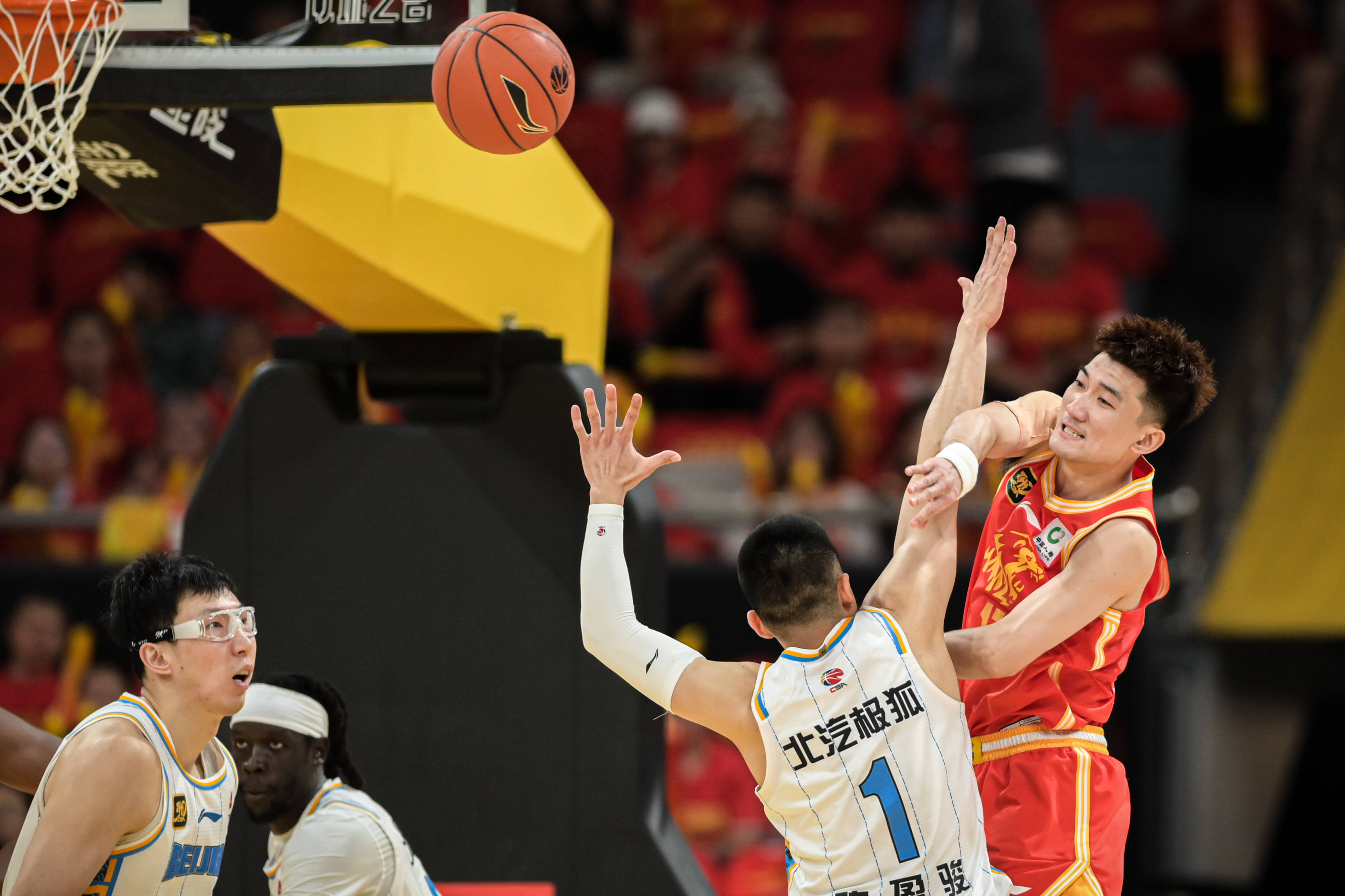 河南队战胜辽宁队，取得胜利