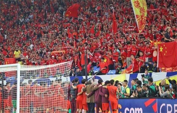 足球比赛现场球迷呐喊声不绝于耳，激情四射的简单介绍