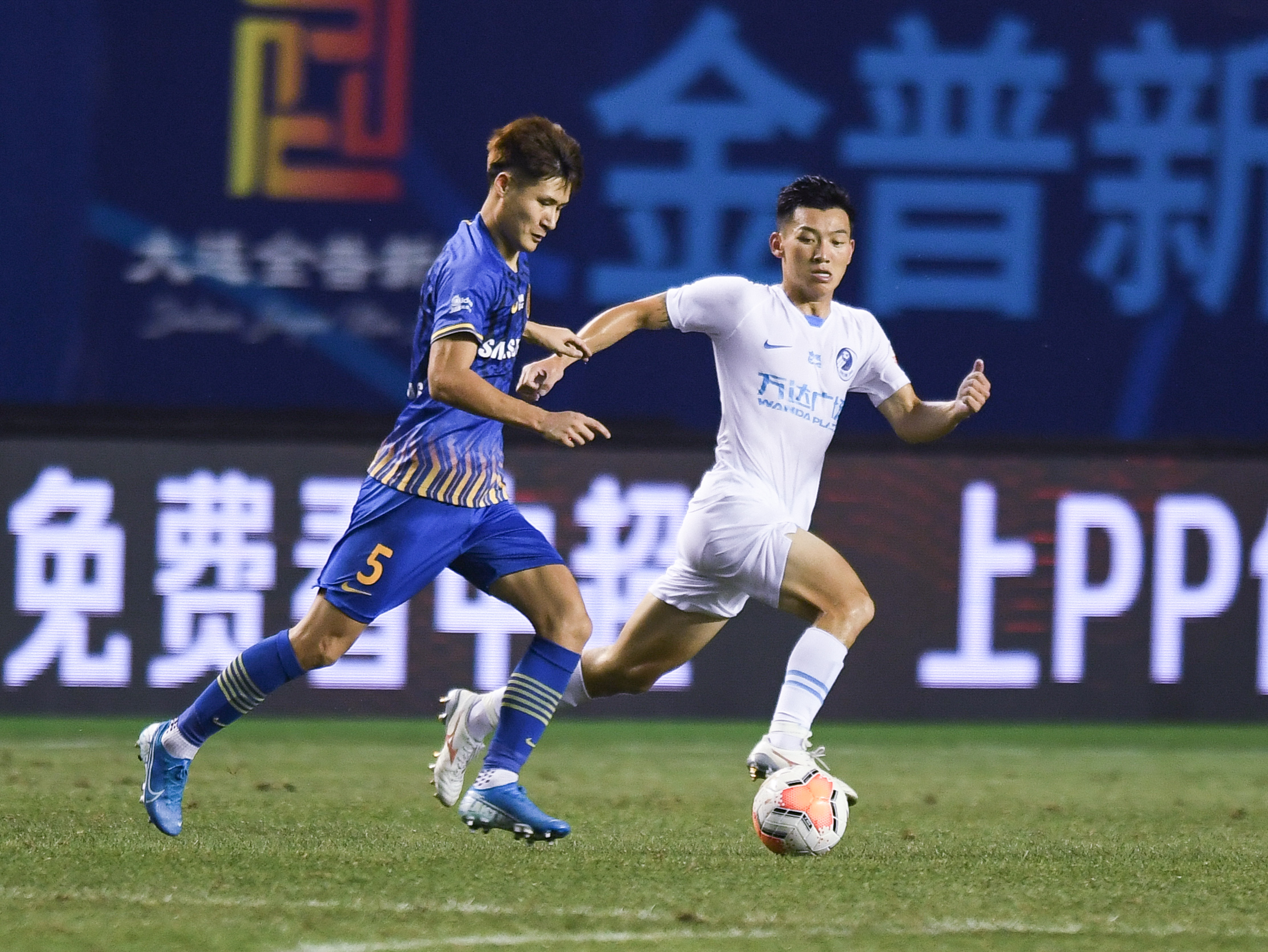 包含苏宁球员身手敏捷，关键时刻突破对手防线的词条