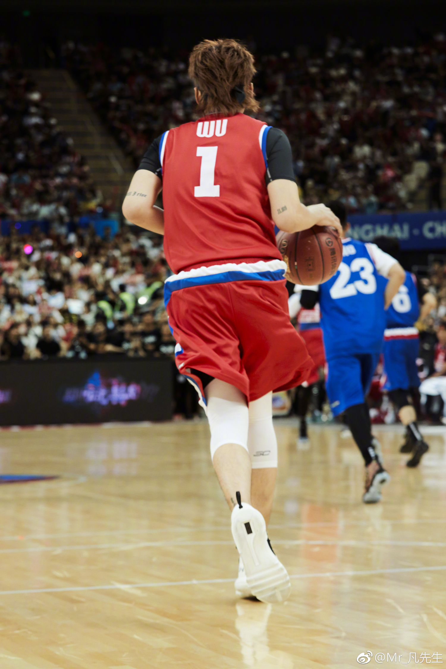 红蓝对垒，球场上的激烈拼杀长令人难忘