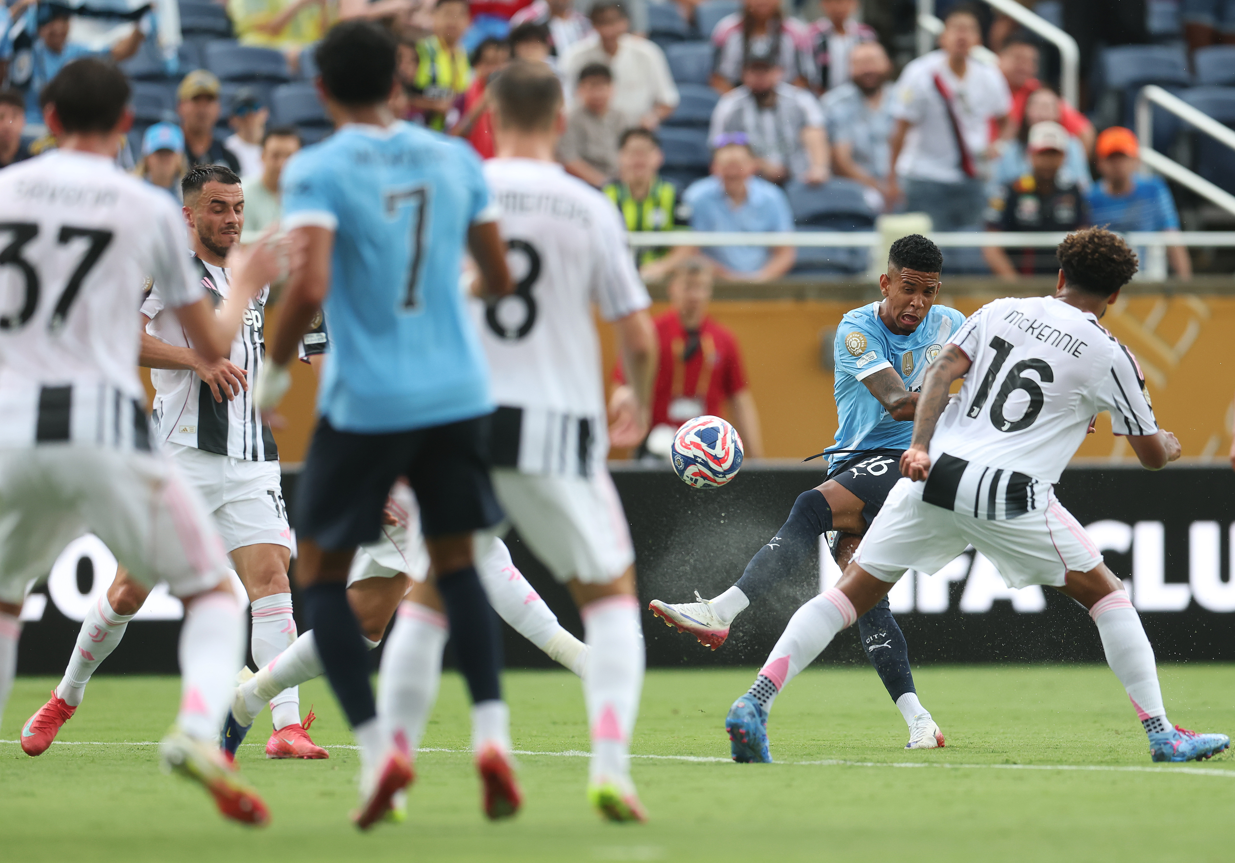 包含尤文图斯客场全胜，晋级决赛！的词条