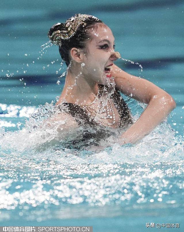 卢森堡选手飘逸表演击败对手获得女子花游银牌