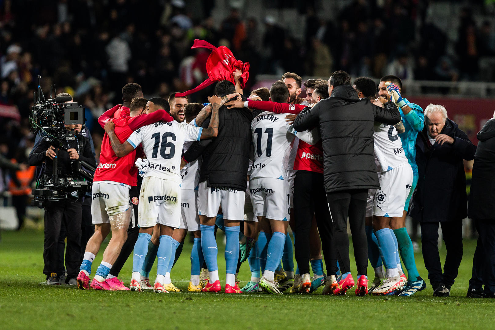 足球比赛中冷门连连出现，局面扑朔迷离